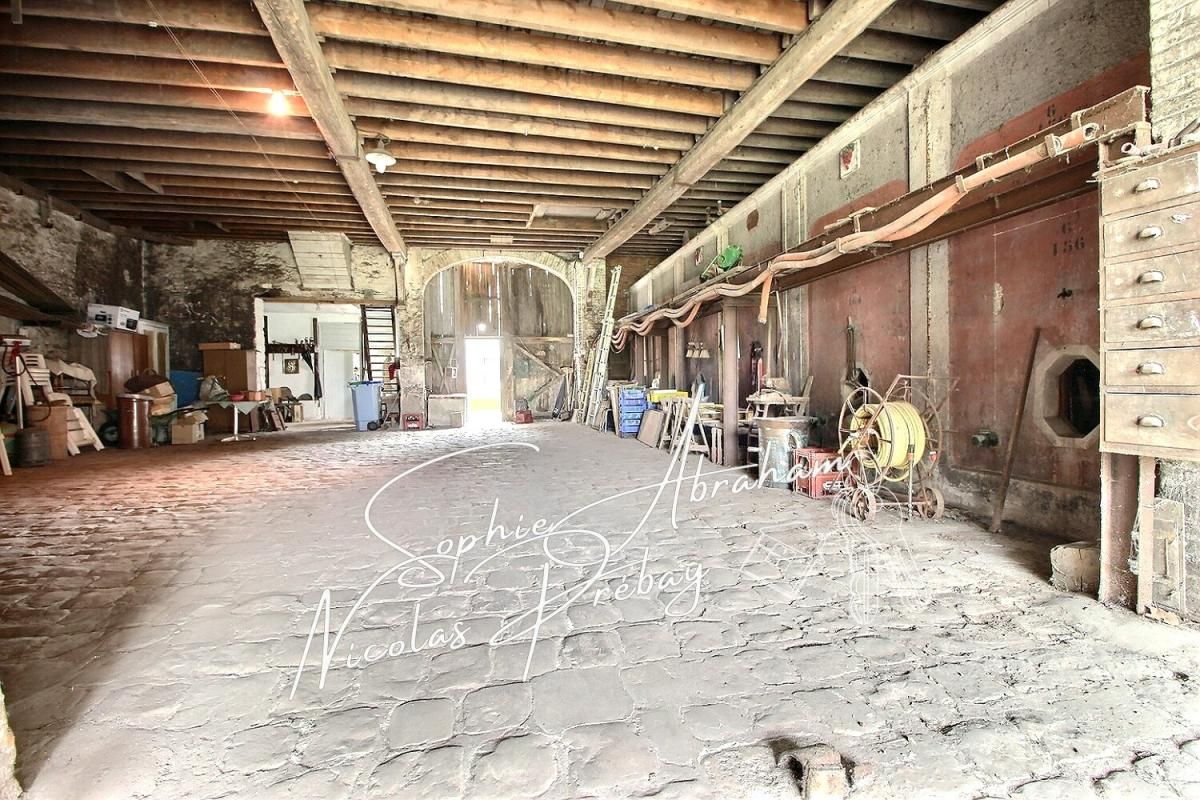 TOURY Maison bourgeoise avec nombreuses dépendances, garage et terrain 3