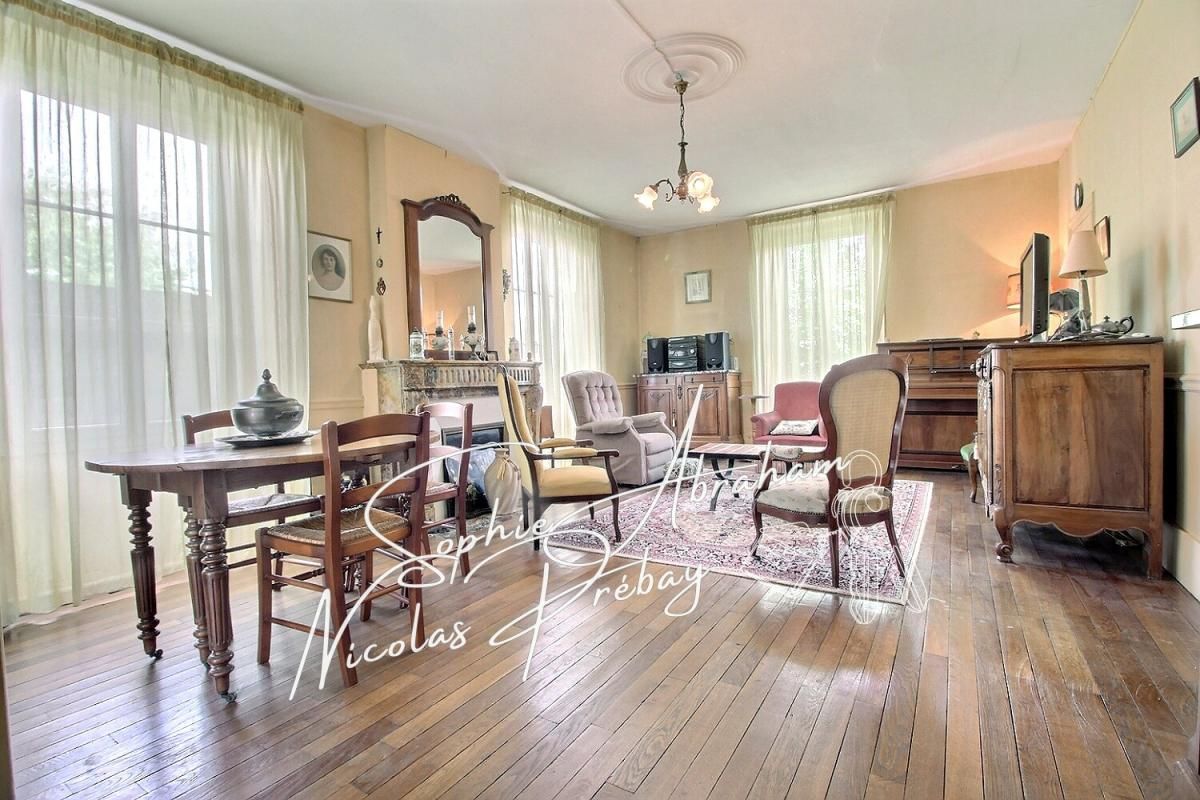 TOURY Maison bourgeoise avec nombreuses dépendances, garage et terrain 4