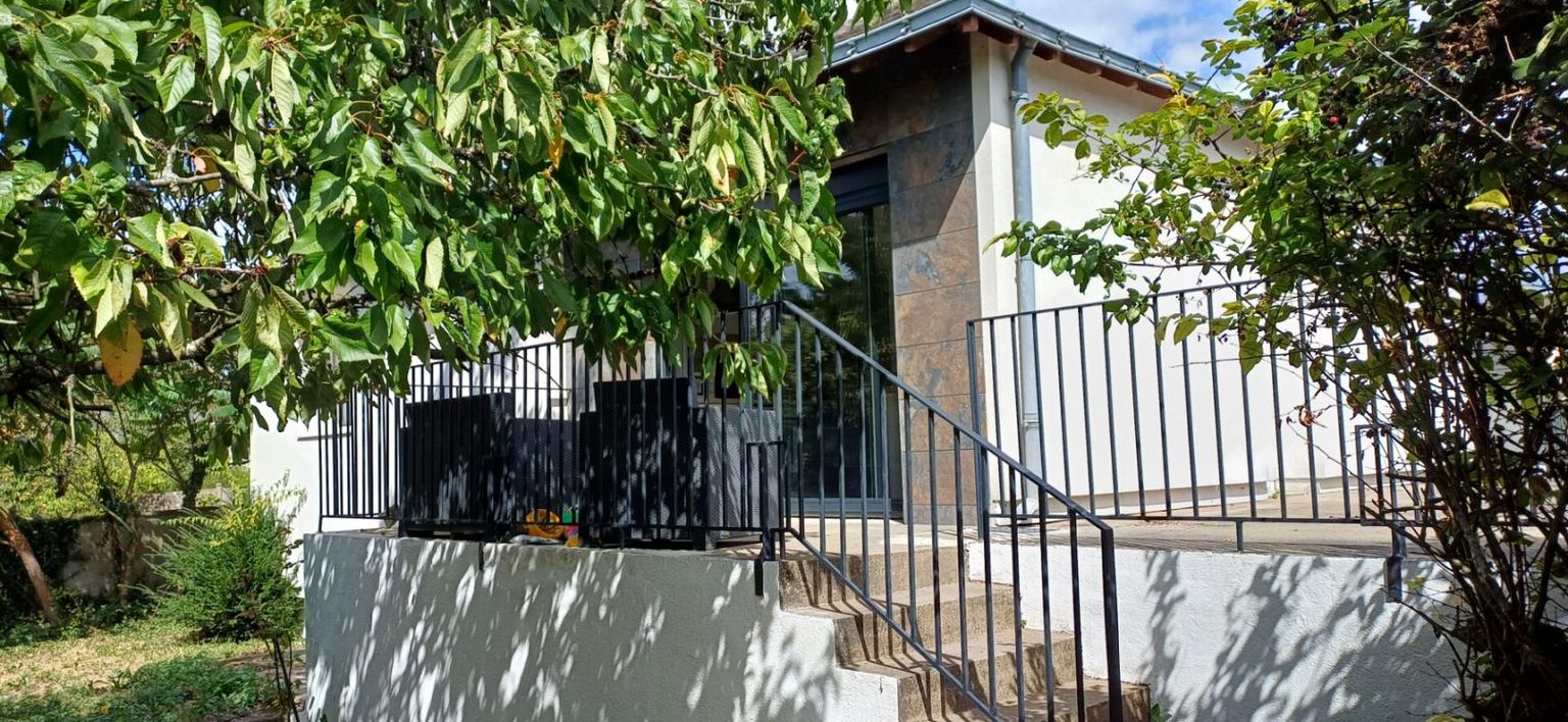 MORANNES Charmante maison rénovée au coeur de Daumeray 2
