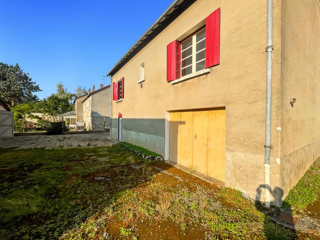 SAINT-AOUT Grande maison familiale avec dépendances et terrain clos. Saint-Aout 3