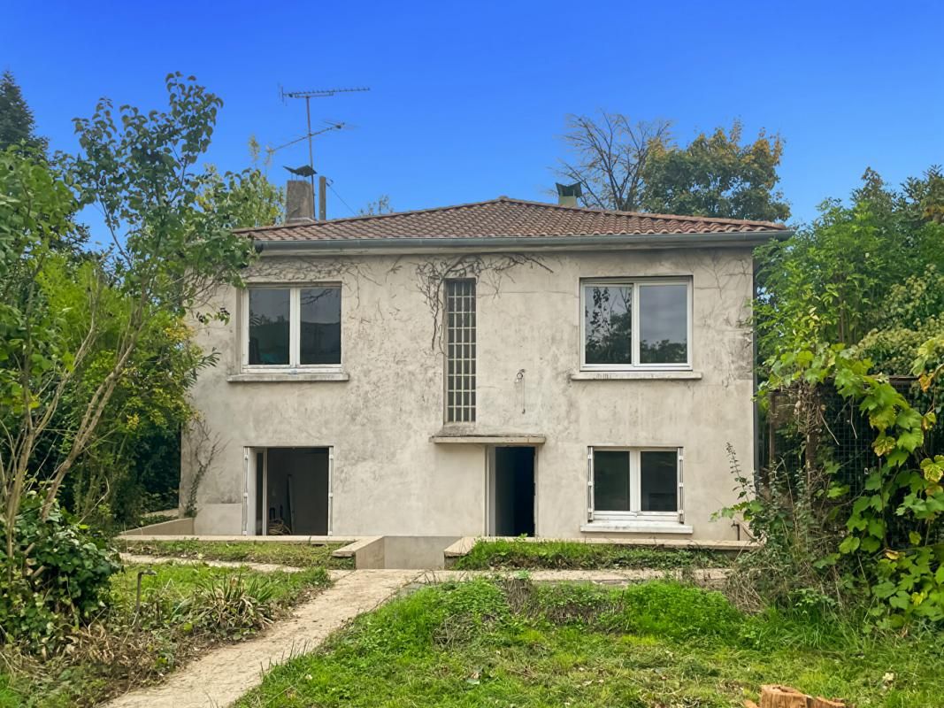 CHATEAUROUX Belle maison familiale lumineuse de 131 m² avec grand terrain à Châteauroux 2