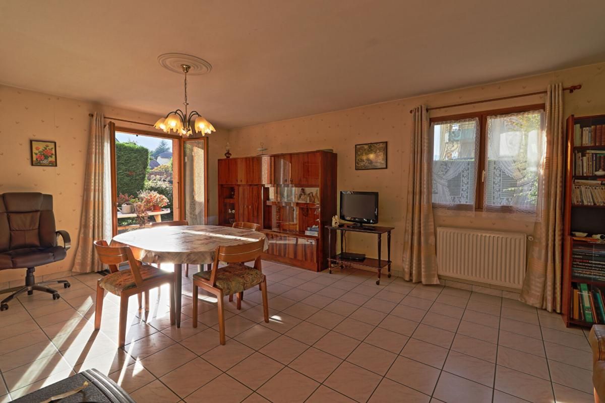 FAVERGES Maison de ville 3 chambres avec jardin et garage 2