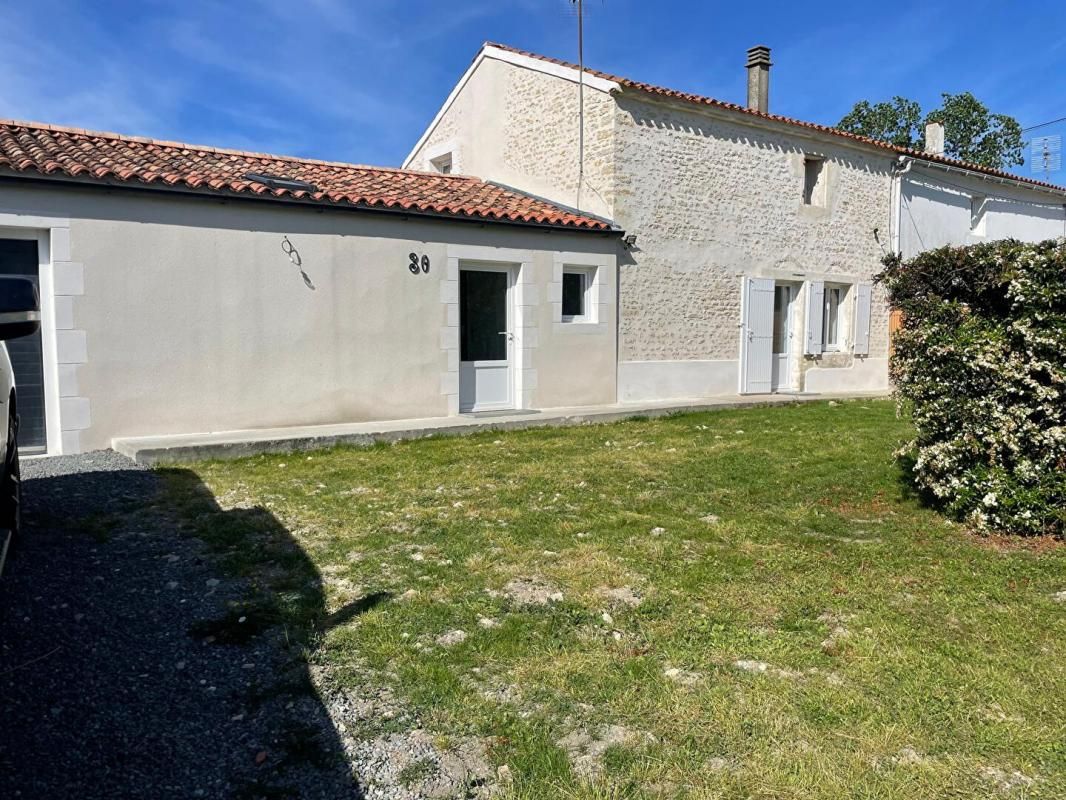 VOUILLE-LES-MARAIS Maison  140 m2  au calme, entièrement rénovée 3 chambres 2 salles d'eau 1