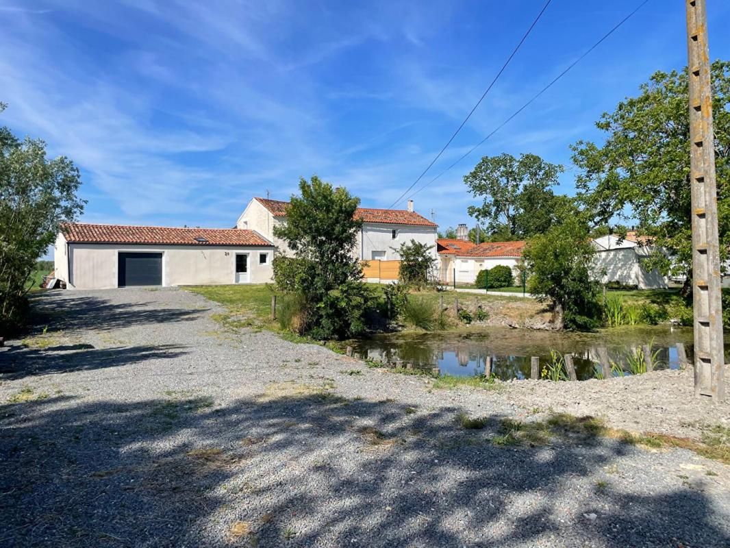 VOUILLE-LES-MARAIS Maison  140 m2  au calme, entièrement rénovée 3 chambres 2 salles d'eau 2