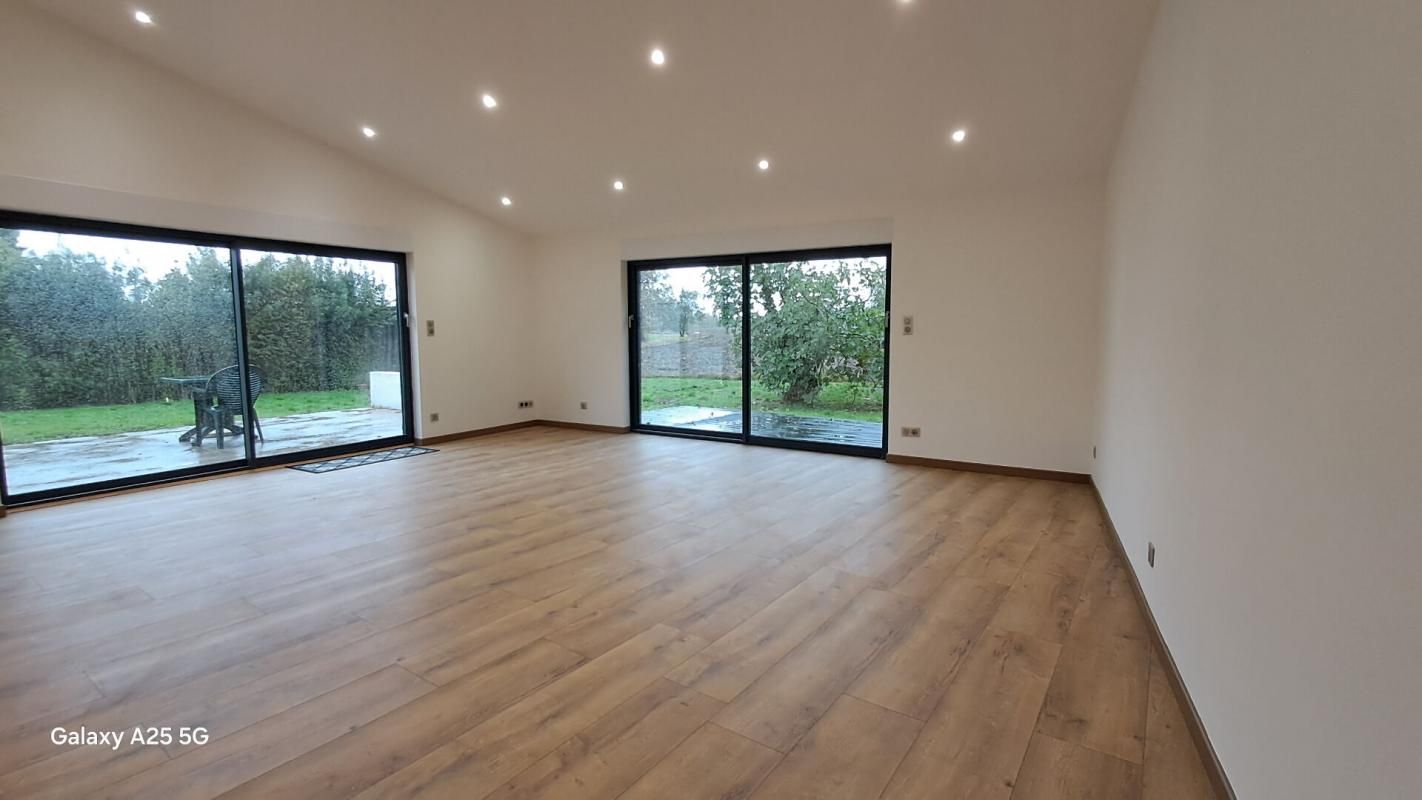 VOUILLE-LES-MARAIS Maison  140 m2  au calme, entièrement rénovée 3 chambres 2 salles d'eau 3