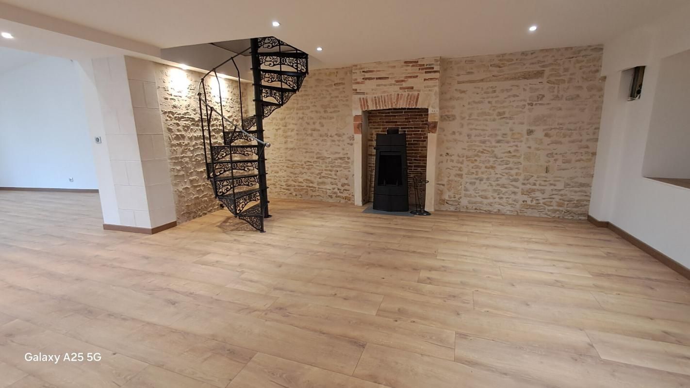 VOUILLE-LES-MARAIS Maison  140 m2  au calme, entièrement rénovée 3 chambres 2 salles d'eau 4