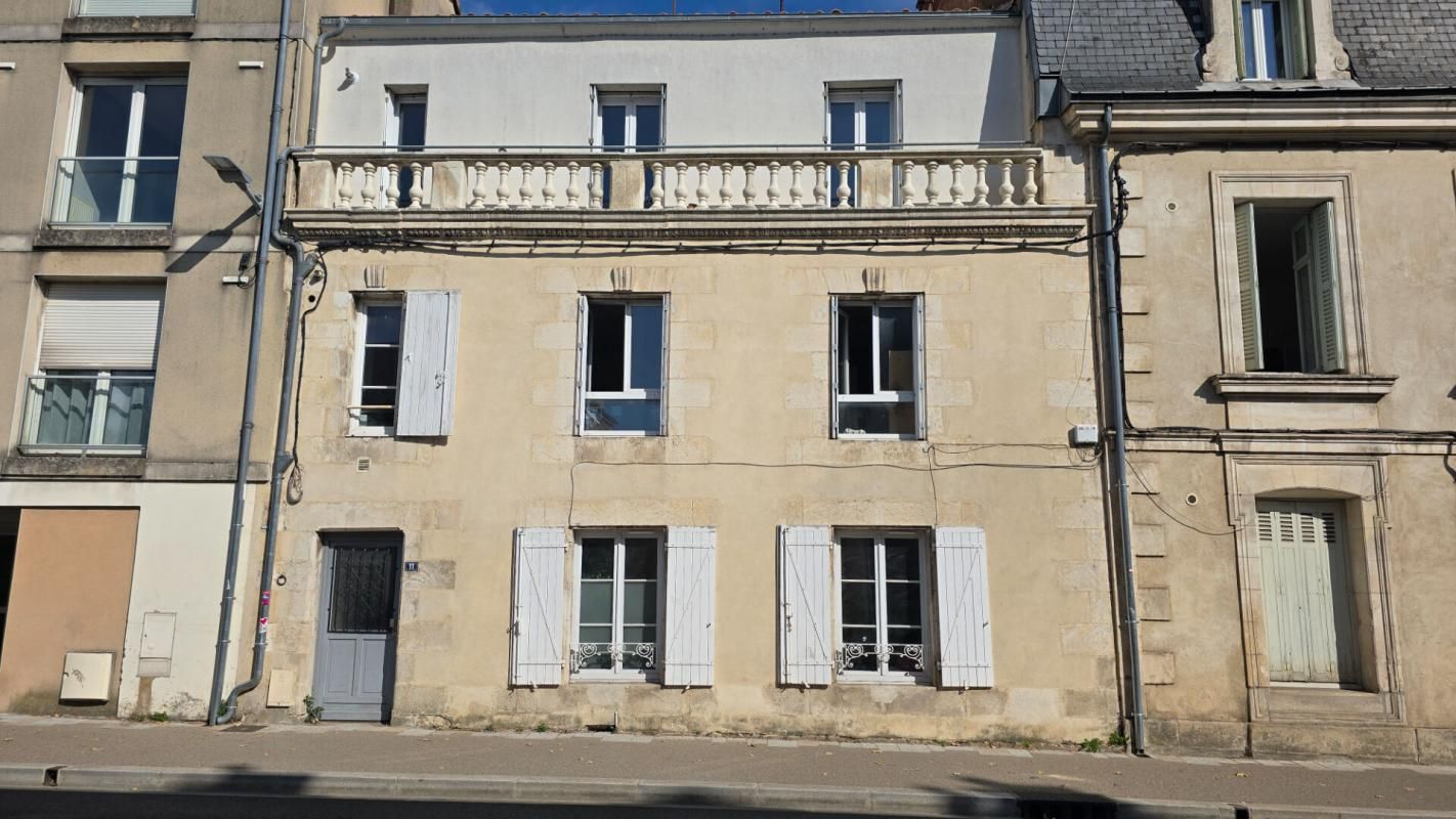 POITIERS IMMEUBLE de 3 T3 et 7 PARKINGS au pied de l'Hypercentre en MONOPROPRIETE 1