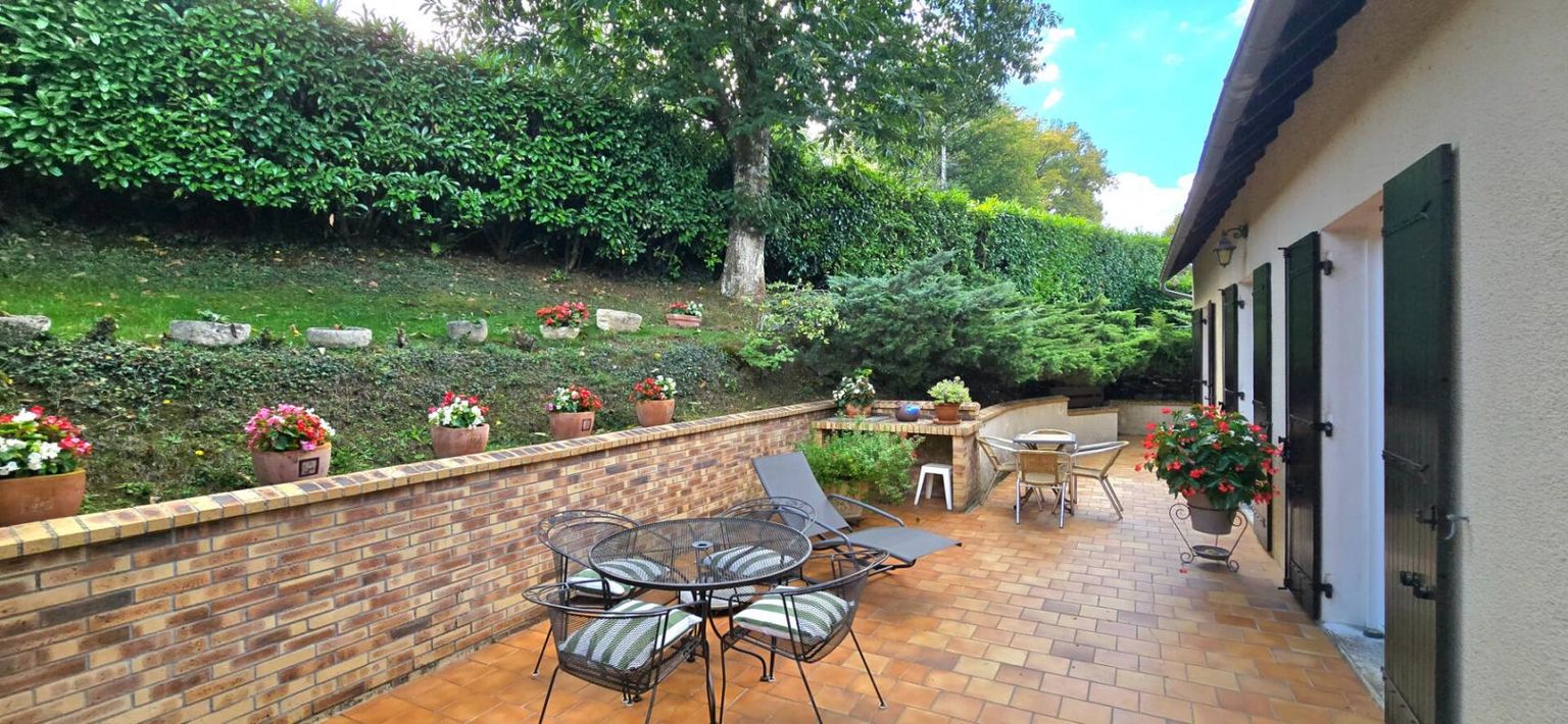 COULOUNIEIX-CHAMIERS Maison de type 6, sur un terrain de 573 m², garage privatif et jardin, sur la commune de Coulounieix Chamiers 2