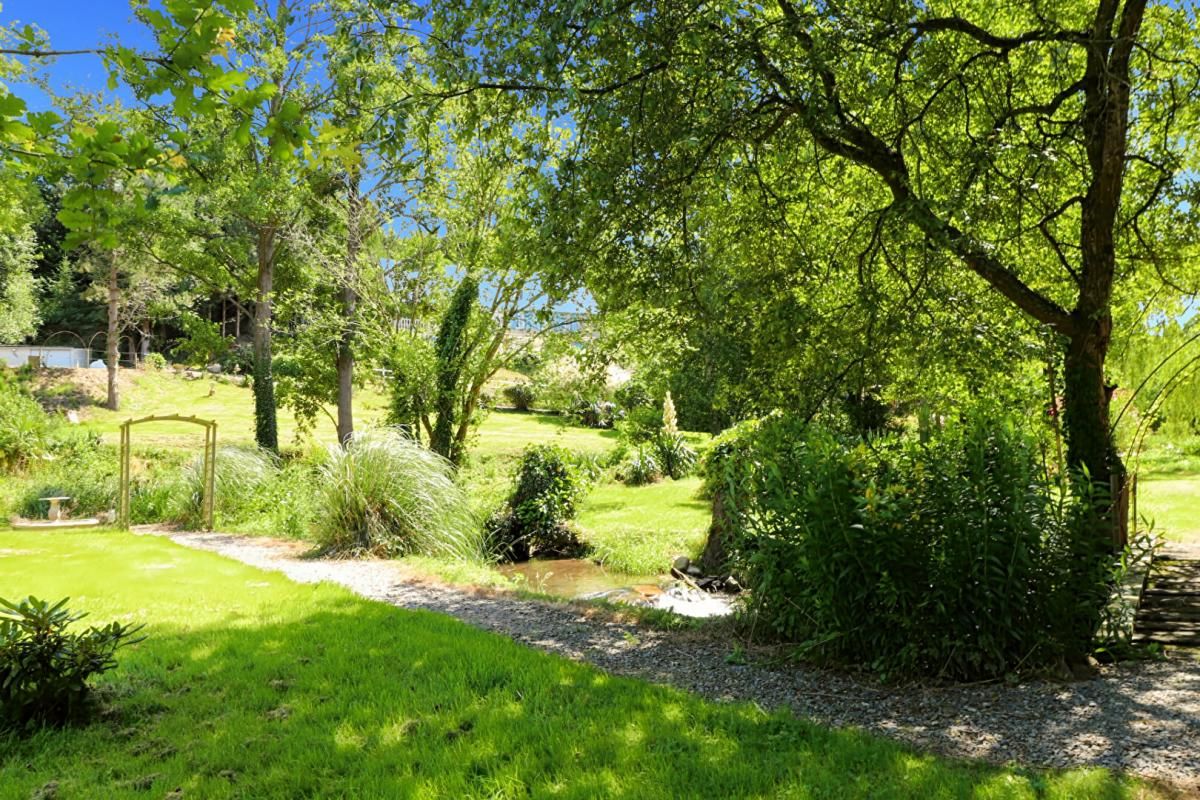 JUVIGNY-LE-TERTRE propriété  de charme avec dépendances 12 pièce(s) 262 m2 3
