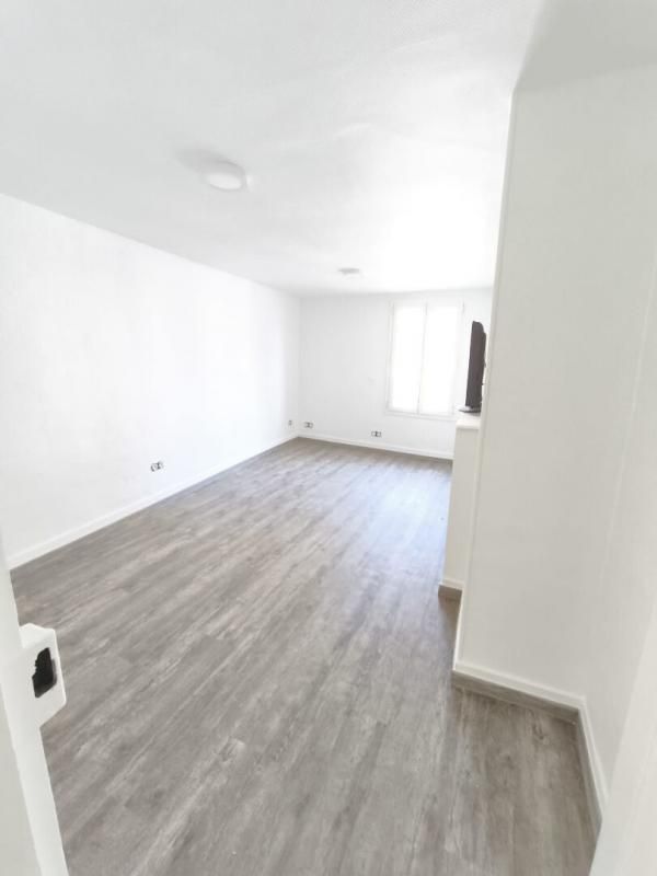 CLERMONT SAINT JUST EN CHAUSSEE - CESSION DE BAIL, Local commercial + Appartement F2 4