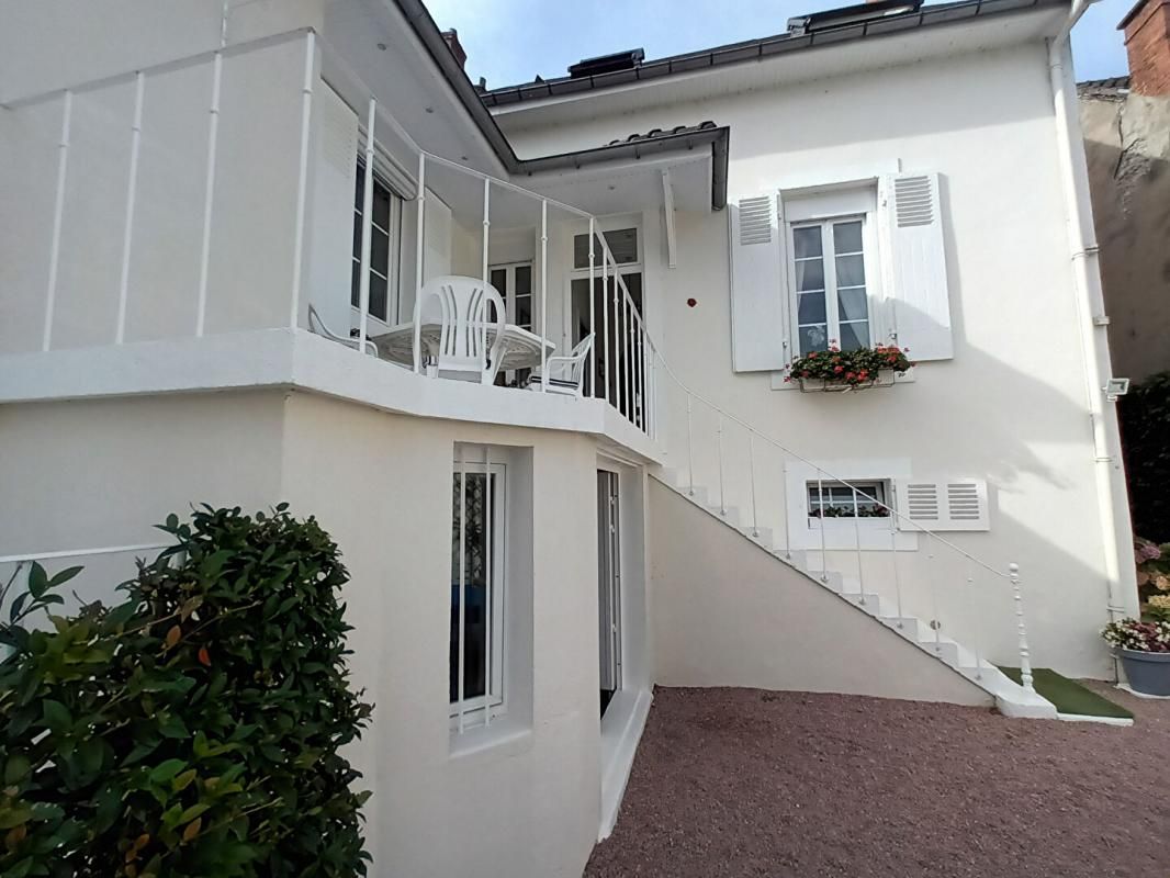 VARENNES-SUR-ALLIER Très grande maison avec studio indépendant, piscine,, jardin et puits 1