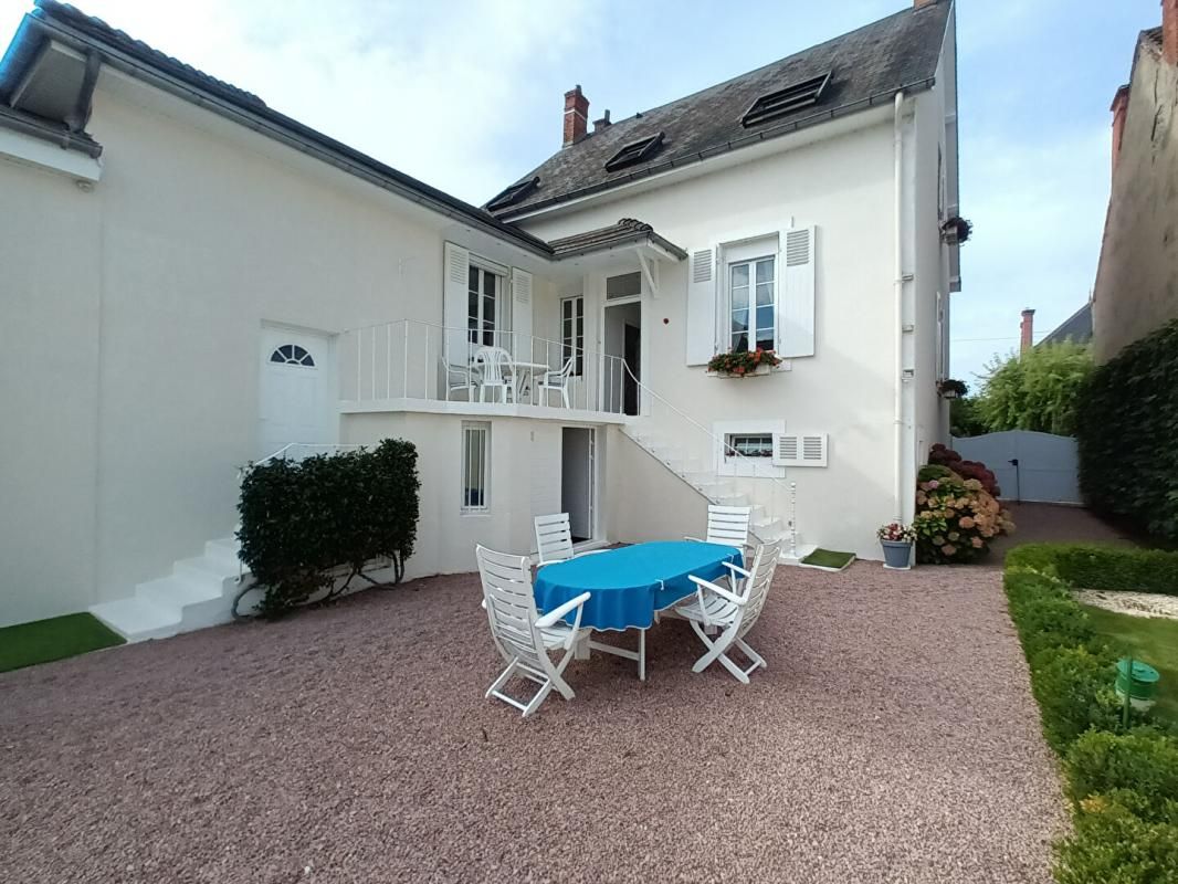 VARENNES-SUR-ALLIER Très grande maison avec studio indépendant, piscine,, jardin et puits 2