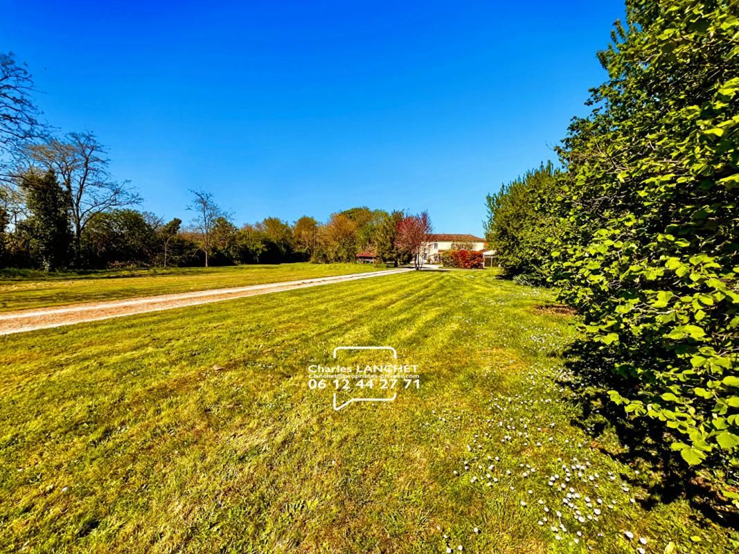 GENAC Proprieté 400m² sur parc arboré 4