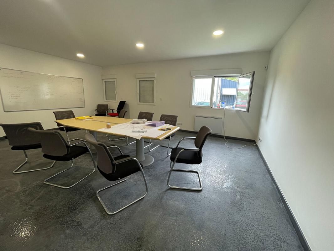 CHEVRIERES Secteur COMPIEGNE SUD - Local d'activité avec entrepôt et bureaux 2