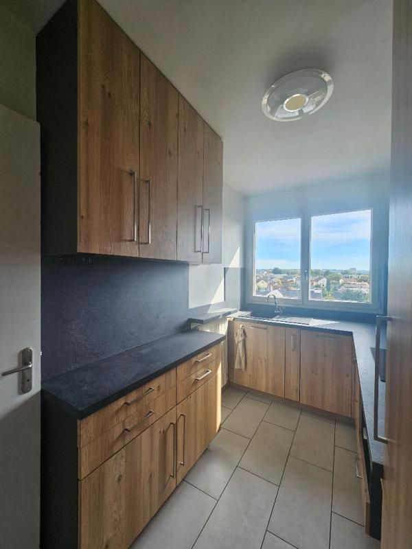 SAINT-MAUR-DES-FOSSES Studio lumineux de 27 m² avec balcon et vue  panoramique -Dernier étage à Saint-Maur-des-Fossés 2