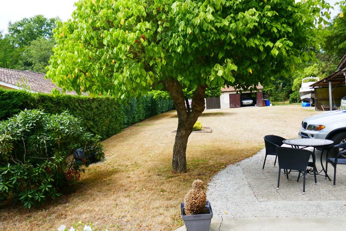 PESSAC Pessac Maison de plain-pied 4 chambres  deux garages avec jardin arborée grand potentiel 1