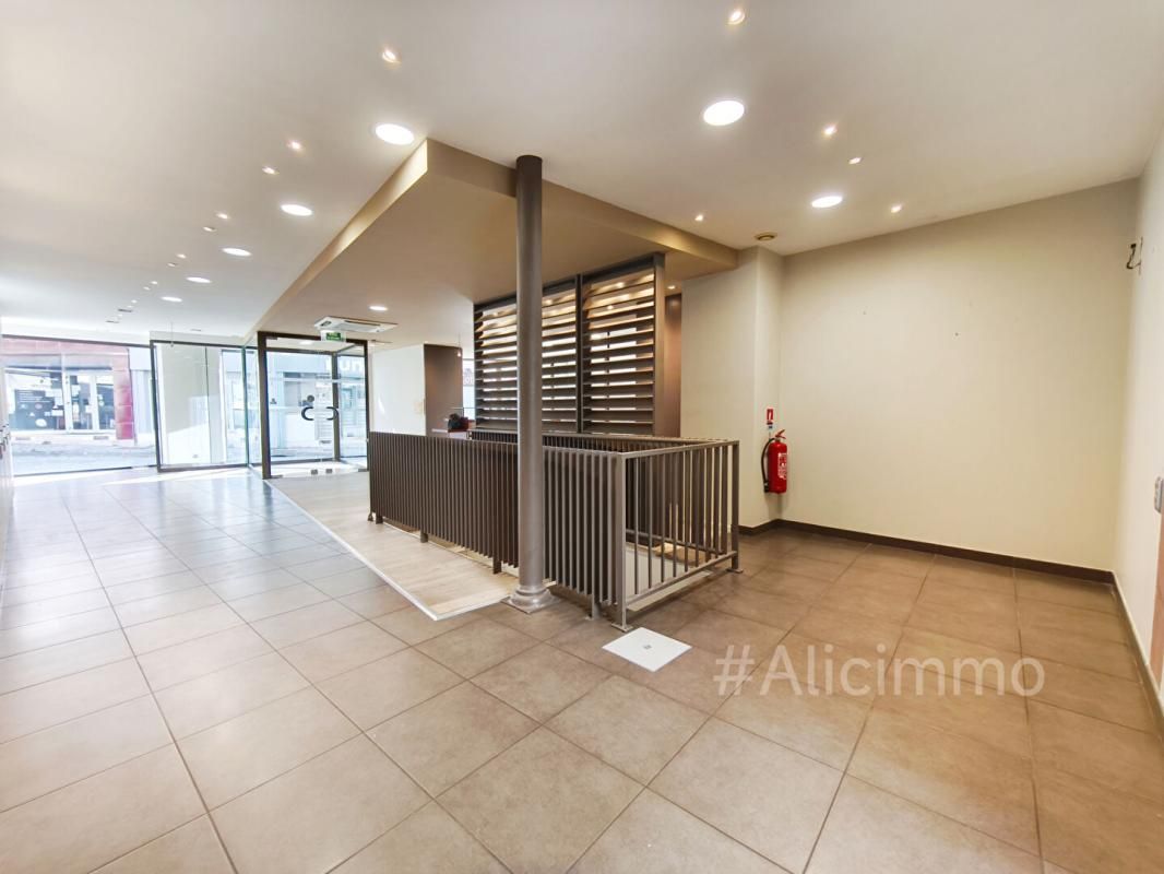 SEZANNE Immeuble Sezanne 15 pièce(s) 300 m2 4