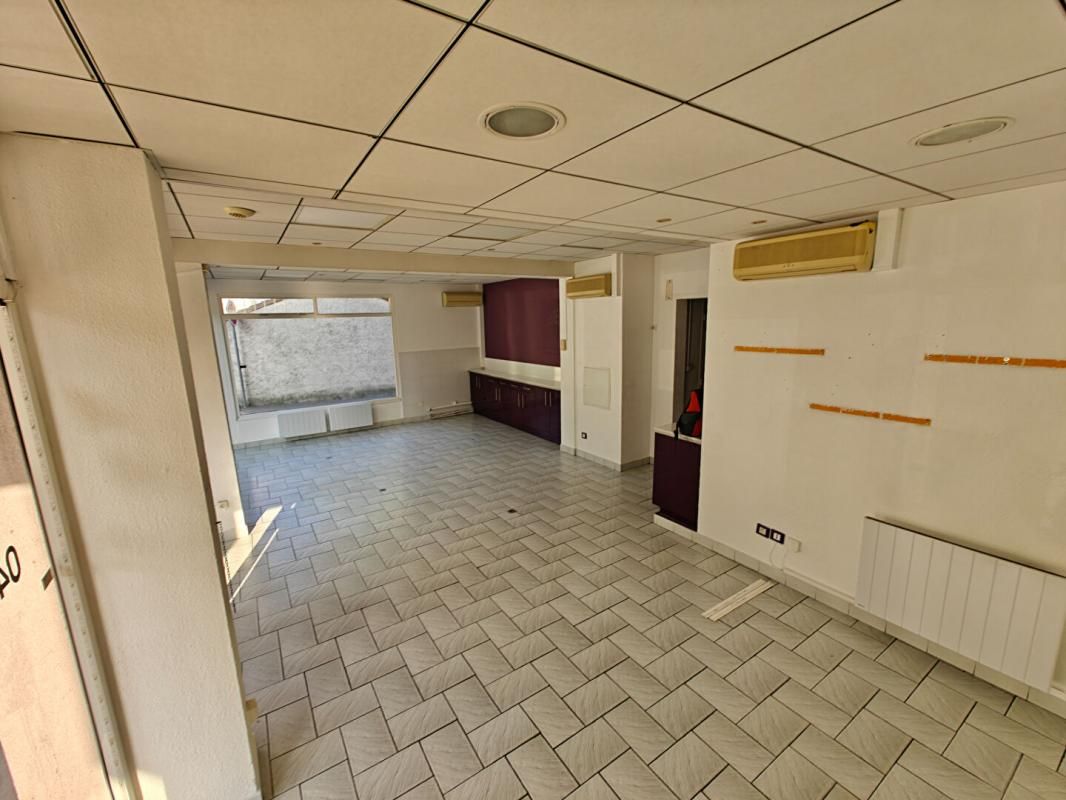 GRENOBLE 38 CROLLES - LOCATION LOCAL COMMERCIAL 58,4 m² , grande vitrine 2