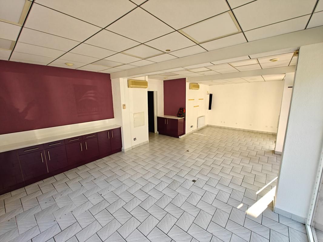 GRENOBLE 38 CROLLES - LOCATION LOCAL COMMERCIAL 58,4 m² , grande vitrine 3