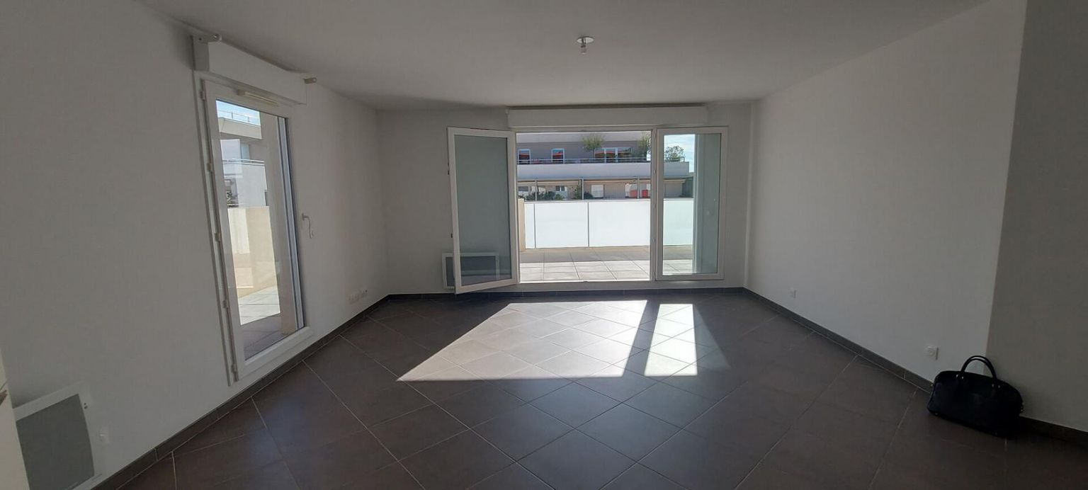 NIMES 30.GARD.NIMES. Magnifique appartement de 75 m² avec terrasse de  42 m² dans résidence hautement sécurisée 4
