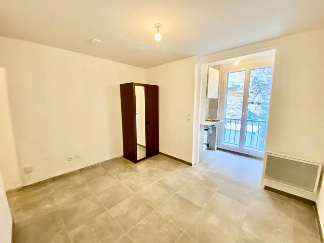 SALON-DE-PROVENCE À louer ? Studio refait à neuf à Salon-de-Provence 2