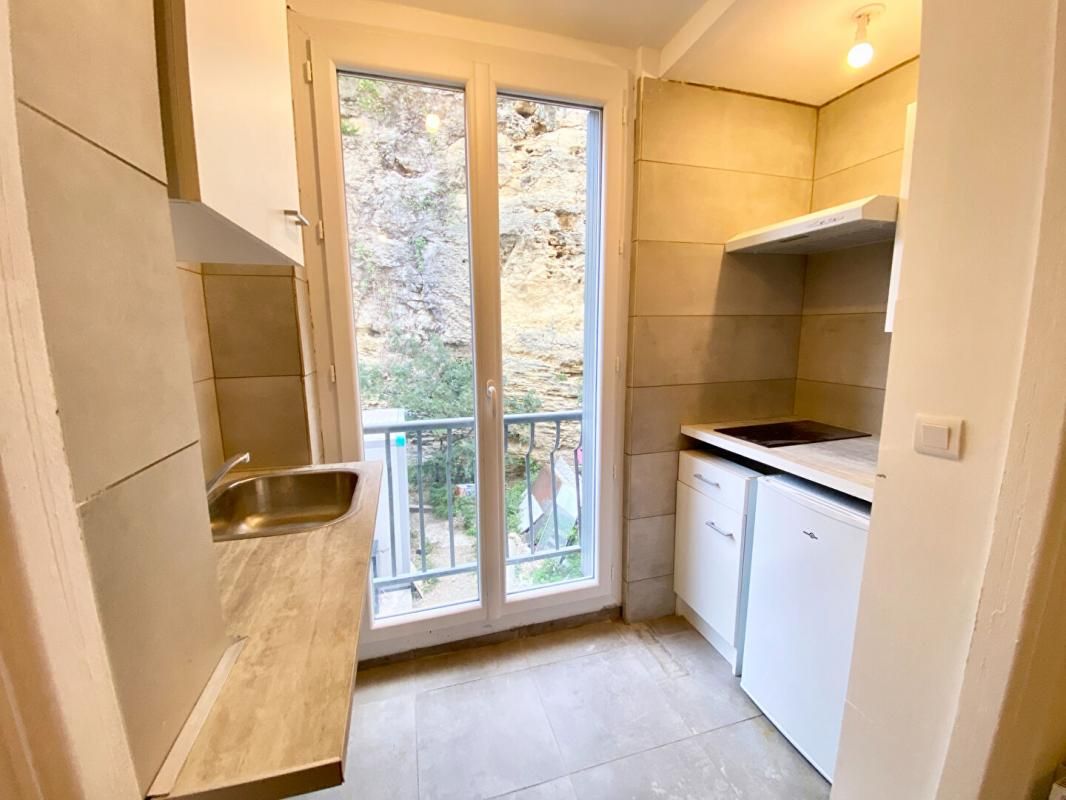 SALON-DE-PROVENCE À louer ? Studio refait à neuf à Salon-de-Provence 4