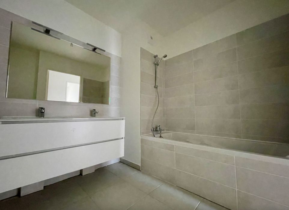 GILETTE Très beau 3 pièces de 72 m² avec terrasse de 21 m², un double stationnement et une cave 4