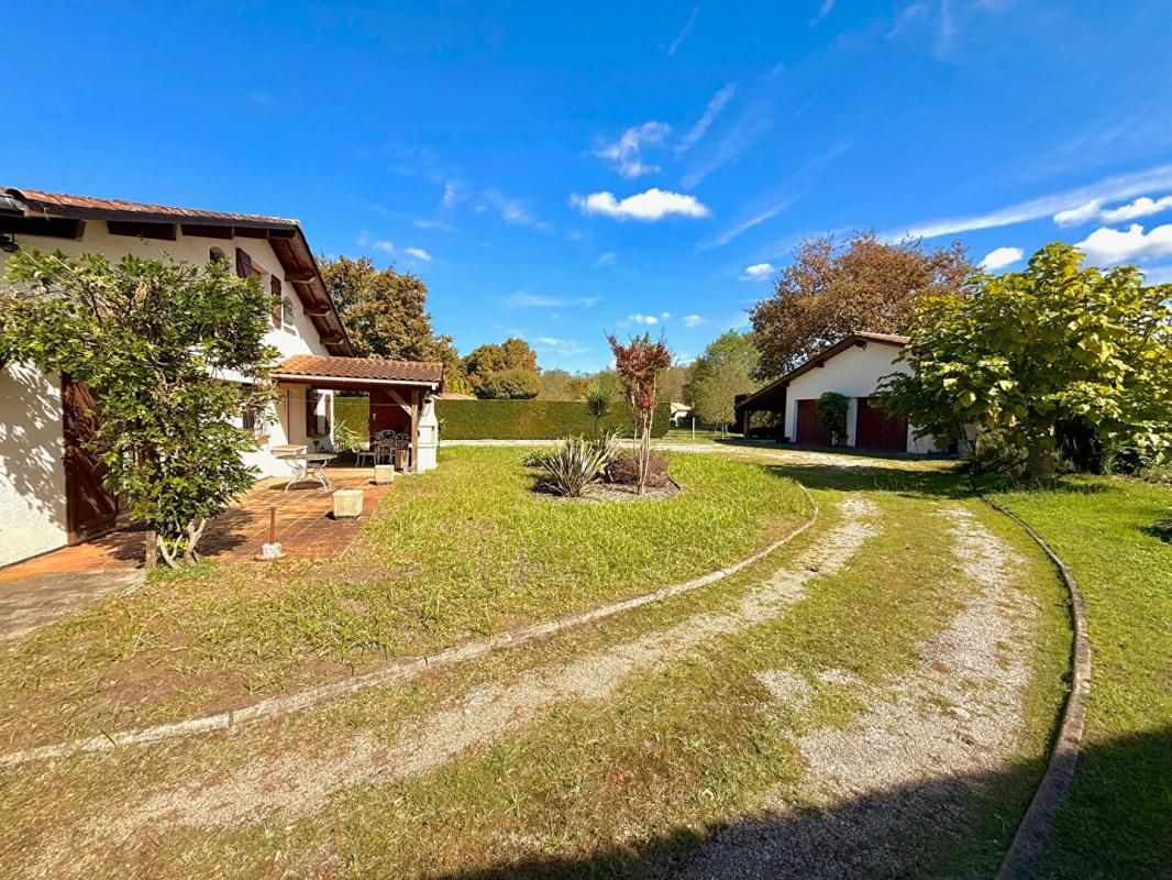 SALLES Maison Salles 6 pièces 142 m2 grand terrain et double garage + piscine 4