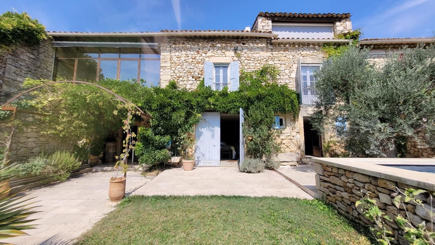 GOUDARGUES Maison en pierres avec jardin et piscine 1