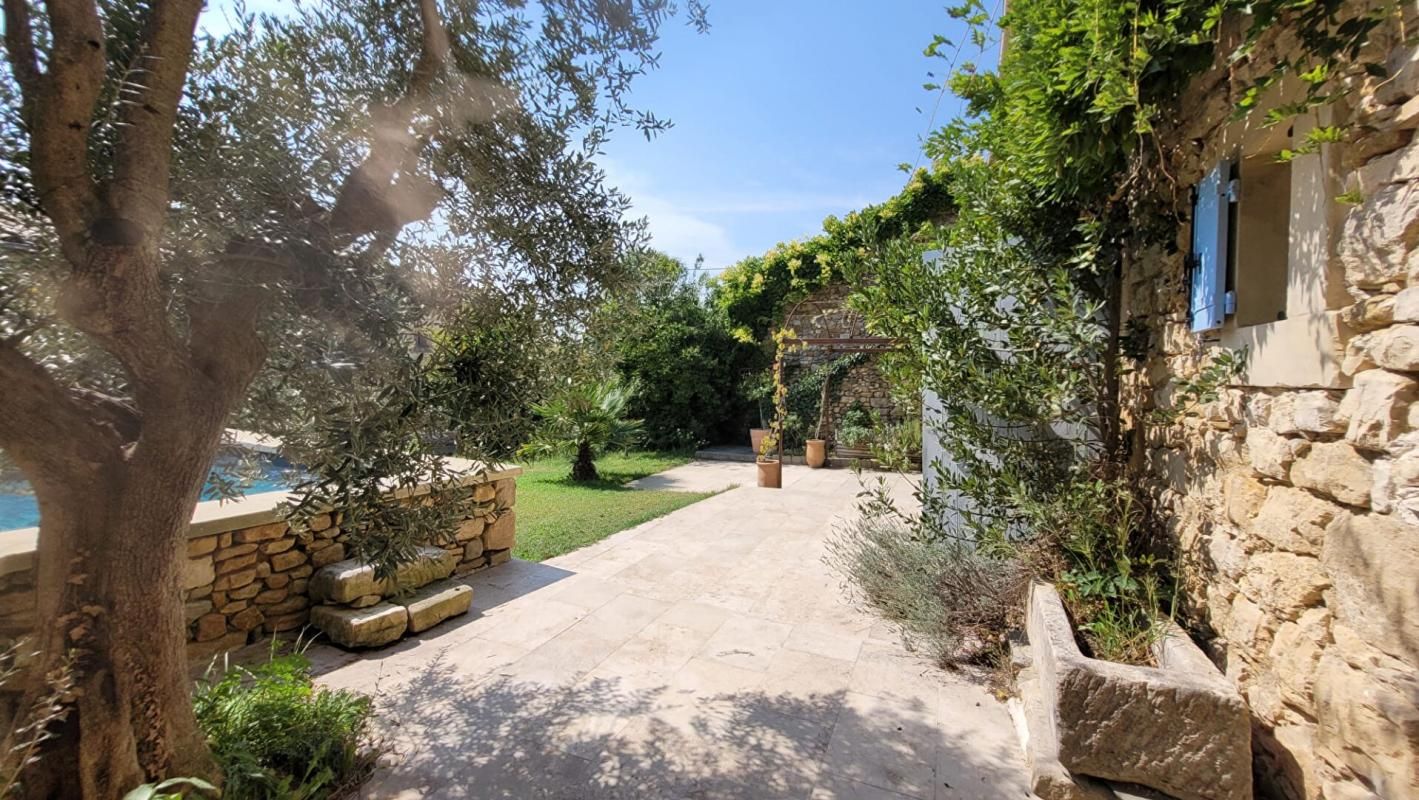 GOUDARGUES Maison en pierres avec jardin et piscine 2