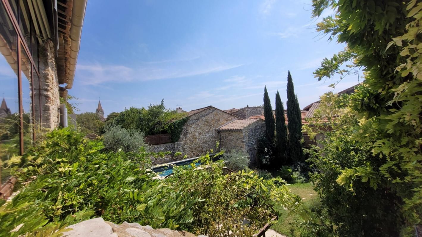 GOUDARGUES Maison en pierres avec jardin et piscine 4