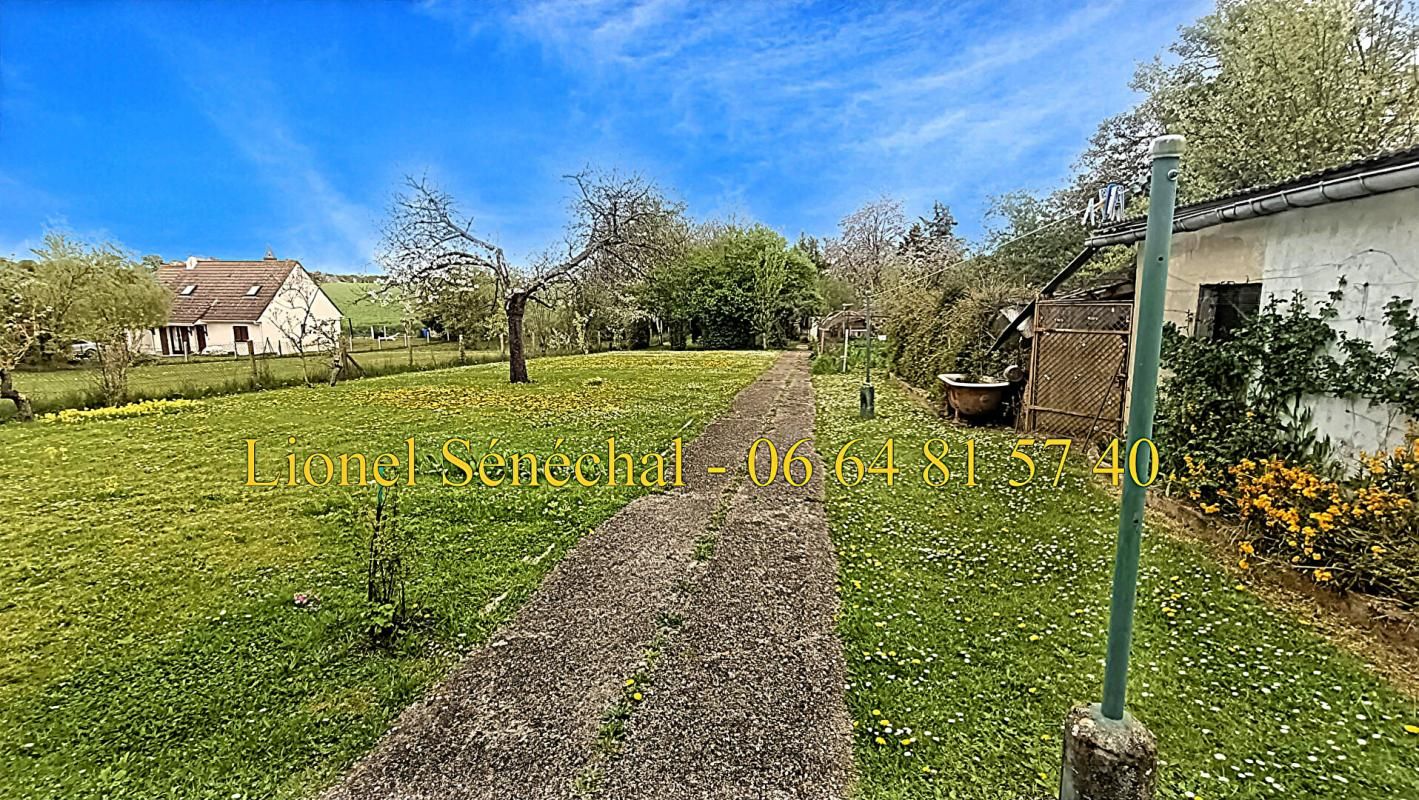BREVAL Terrain à bâtir entièrement plat de 1 300 m2 sans vis - à - vis et face à la gare de Bréval situé en zone UB 2