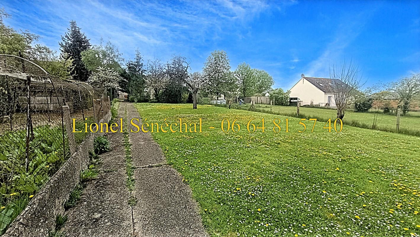 BREVAL Terrain à bâtir entièrement plat de 1 300 m2 sans vis - à - vis et face à la gare de Bréval situé en zone UB 3