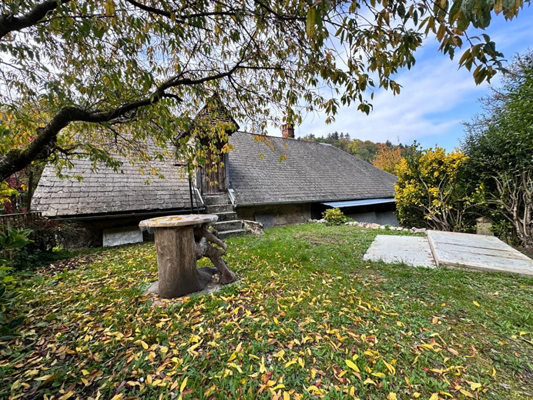 SAINT-CASSIN Saint Cassin, maison à fort potentiel - Idéale projet de rénovation! 107m2 sur un terrain de 494m2 2