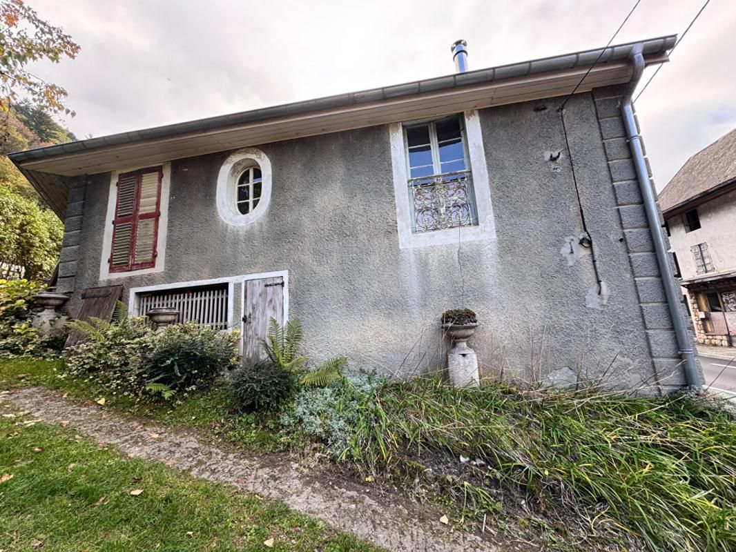 SAINT-CASSIN Saint Cassin, maison à fort potentiel - Idéale projet de rénovation! 107m2 sur un terrain de 494m2 3