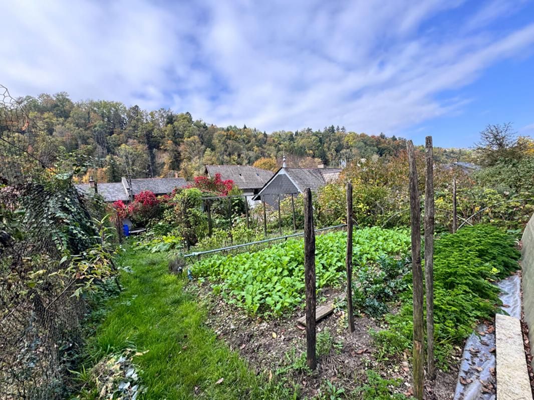 SAINT-CASSIN Saint Cassin, maison à fort potentiel - Idéale projet de rénovation! 107m2 sur un terrain de 494m2 4