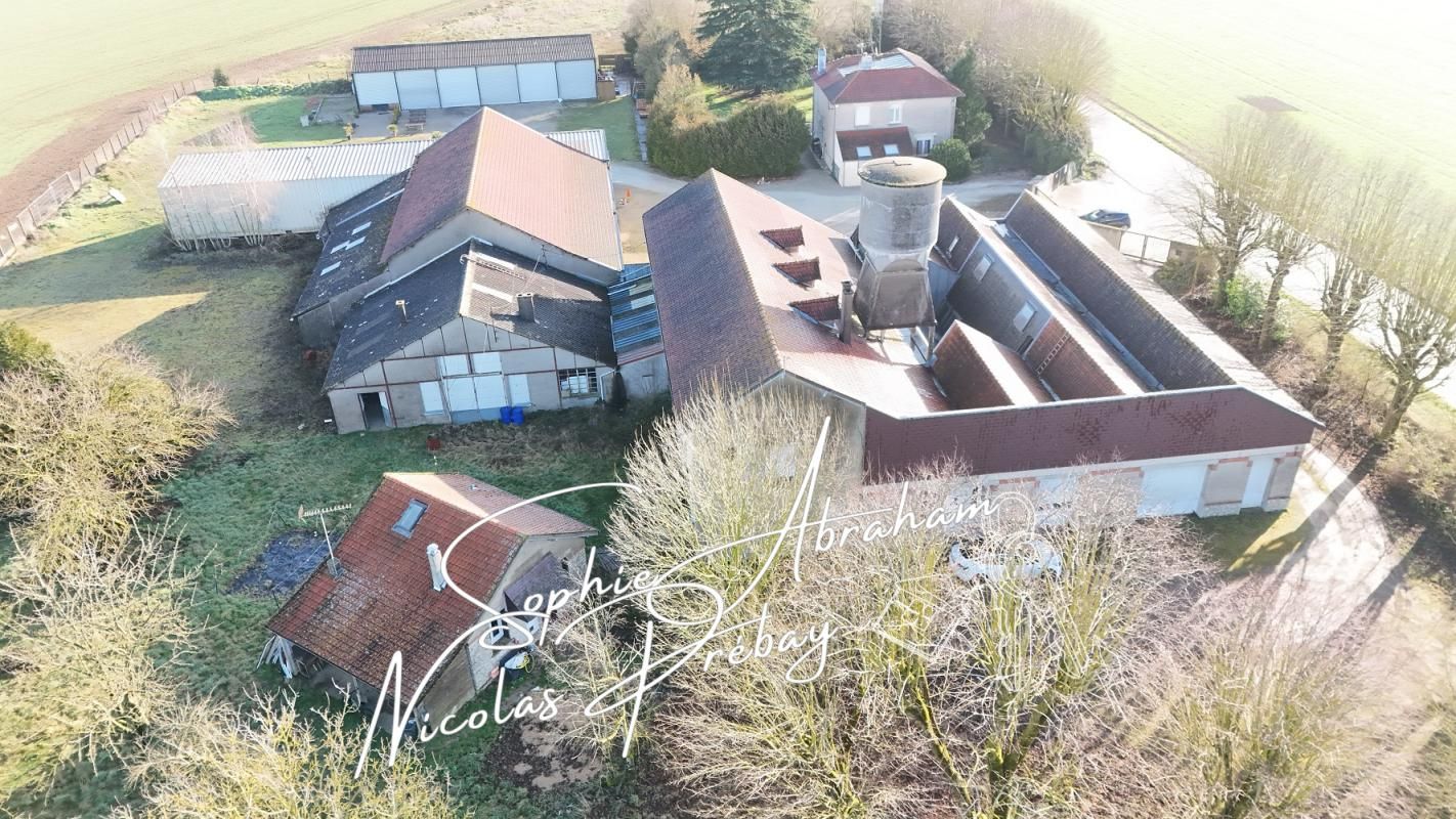TOURY ENTREPÔTS ET MAISONS D'HABITATION SUR 2 HECTARES 2