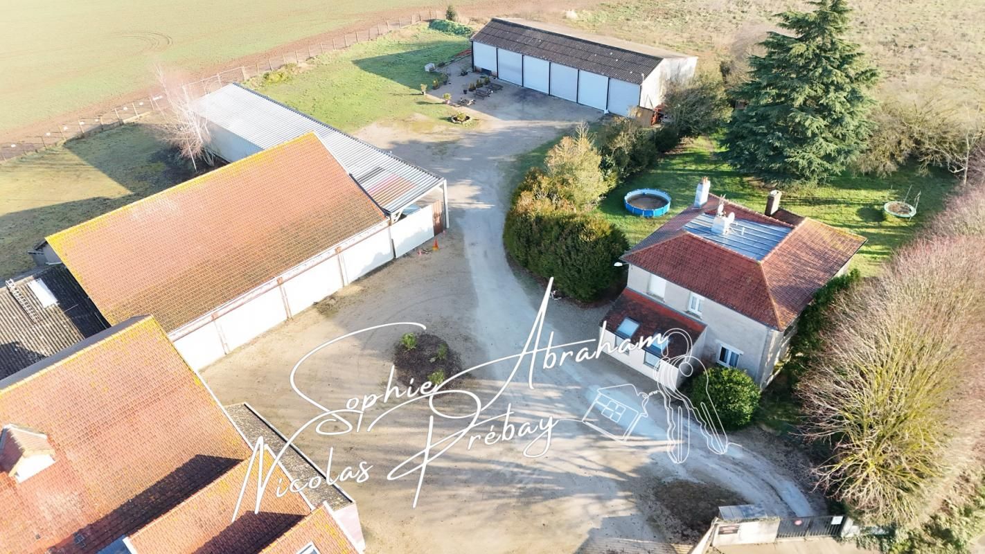 TOURY ENTREPÔTS ET MAISONS D'HABITATION SUR 2 HECTARES 3