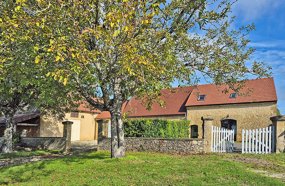 SAINT-CREPIN-ET-CARLUCET Maison SAINT CREPIN ET CARLUCET 7 pièce(s) 139 m2 2