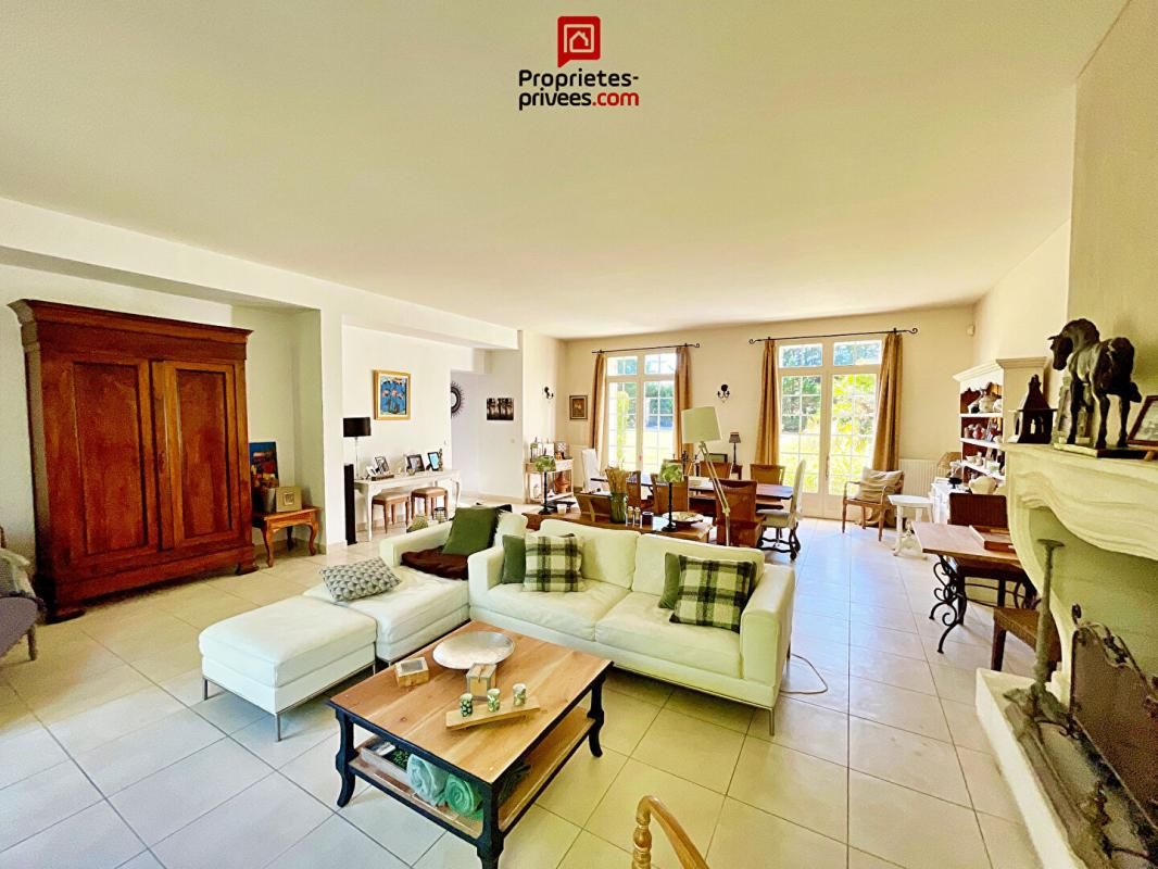 YVRAC Maison bourgeoise Yvrac 8 pièce(s) 5 chambres jardin piscine sous sol 4