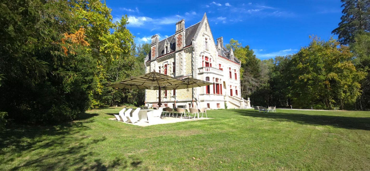 SAINT-FRONT-DE-PRADOUX Demeure de prestige et d 'exception avec parc 1