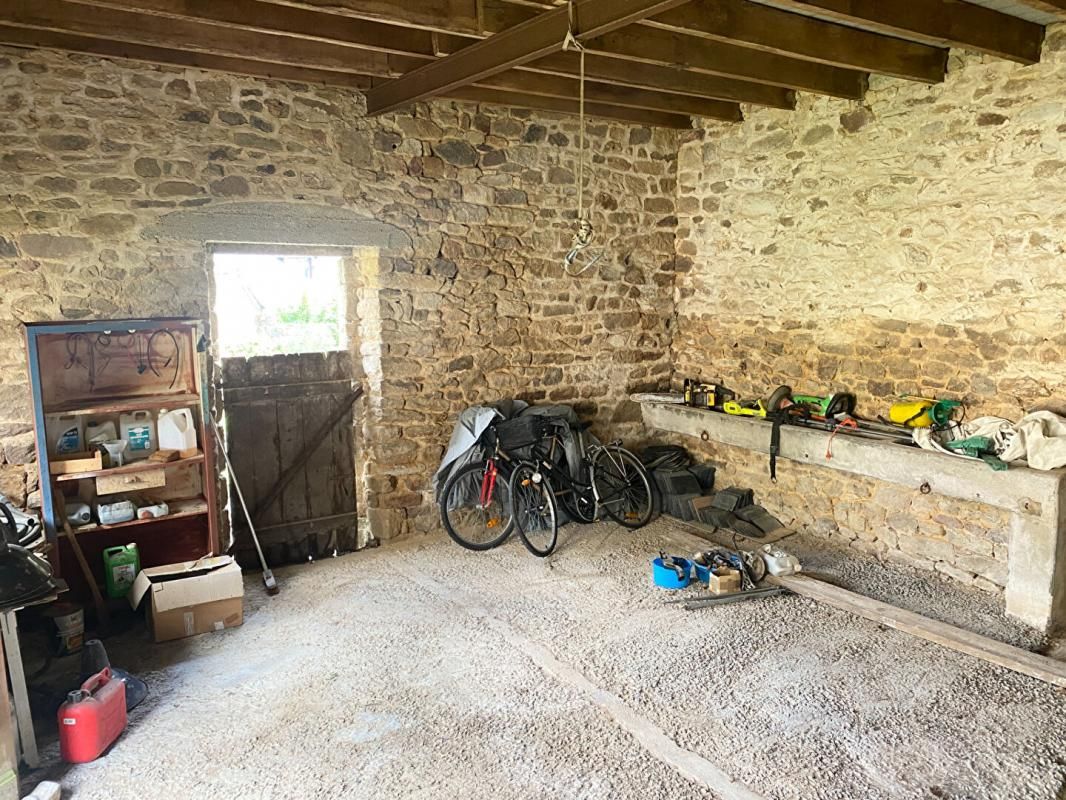 VANNES Maison bretonne en pierre à rénover de150 m² avec jardinet, aux portes de Vannes (10 min du Port), quartier Luscanen 3