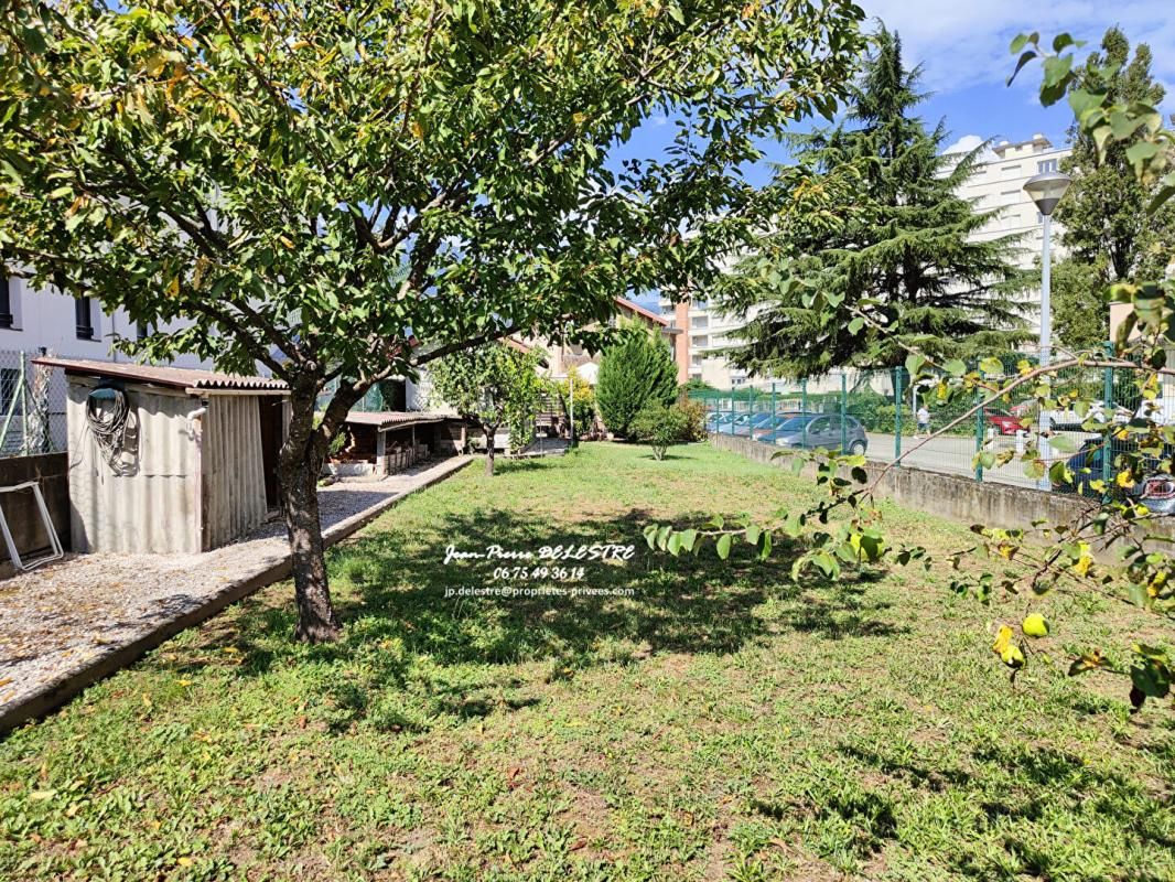 Maison individuelle avec grand terrain clos en centre-ville d'Echirolles
