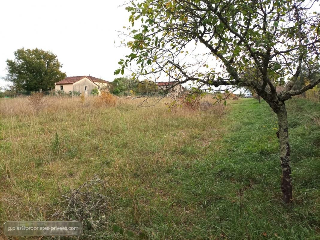 Terrain constructible à vendre 1 714 m²