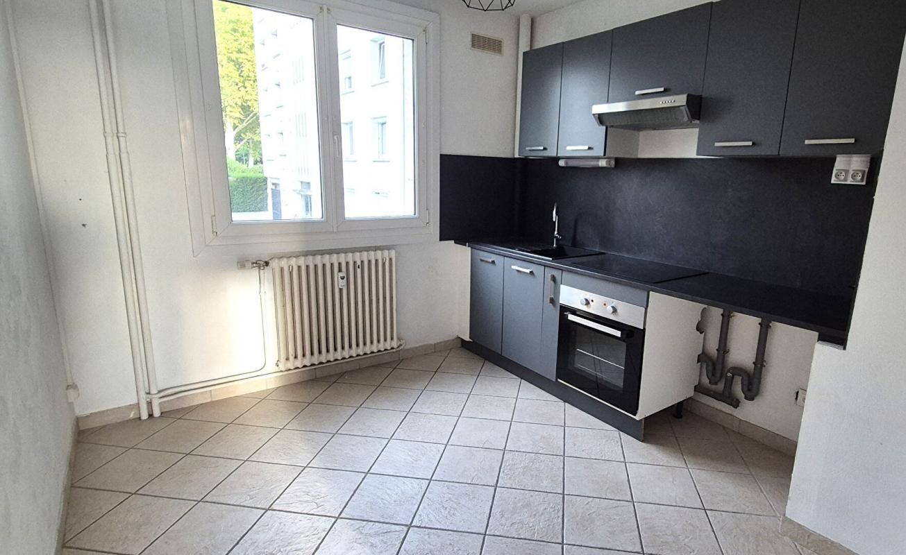 SAINT-DIZIER Bel Appartement Résidentiel de 81 m² avec Ascenseur, Hall d'entrée sécurisé, Interphone, Balcon, Local technique, Cave, Garage et Terrain clos, sécurisé et paysager de 2115 m² 4