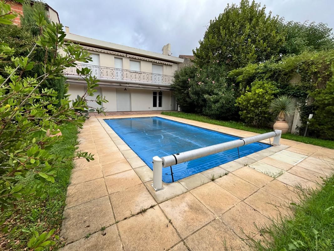 VILLENEUVE-SUR-LOT Grande maison de ville de 5 chambres avec piscine et jardin agrémenté 1