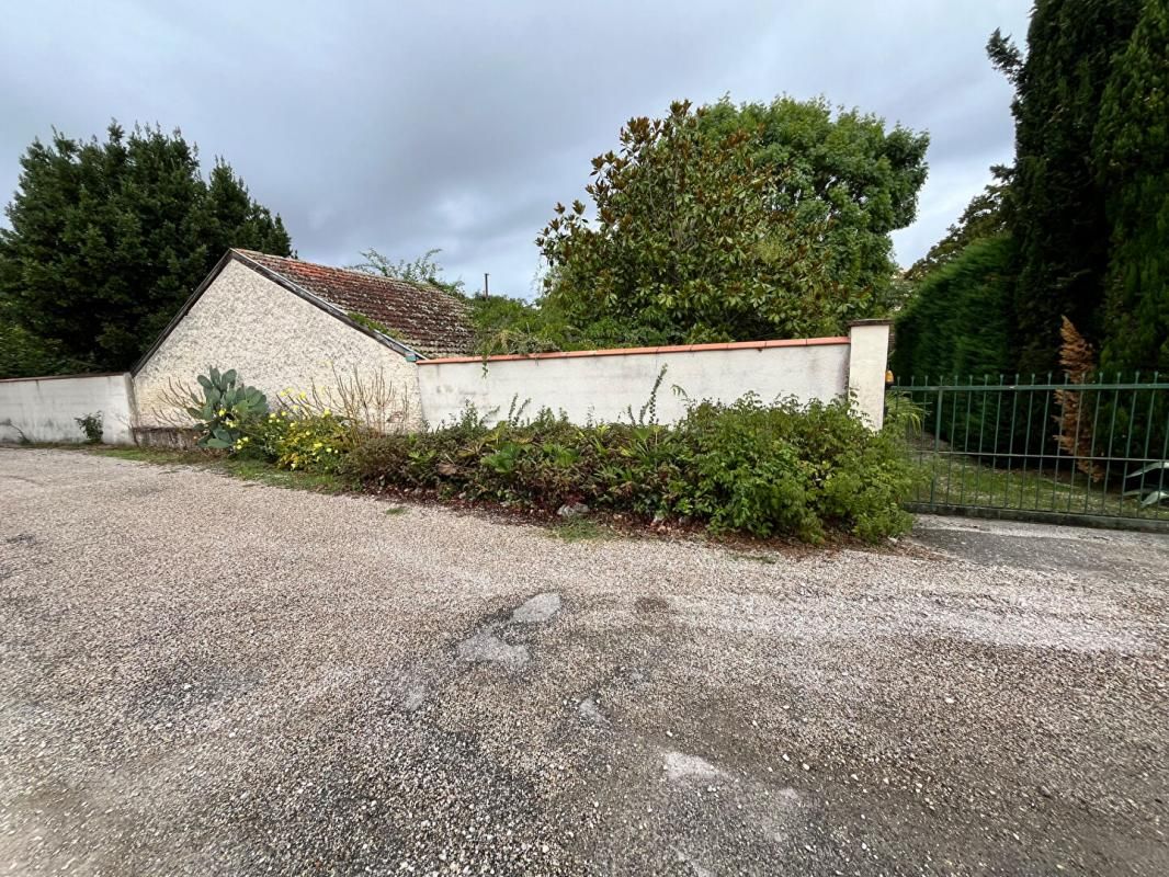 VILLENEUVE-SUR-LOT Grande maison de ville de 5 chambres avec piscine et jardin agrémenté 2