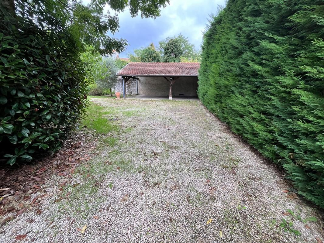 VILLENEUVE-SUR-LOT Grande maison de ville de 5 chambres avec piscine et jardin agrémenté 4
