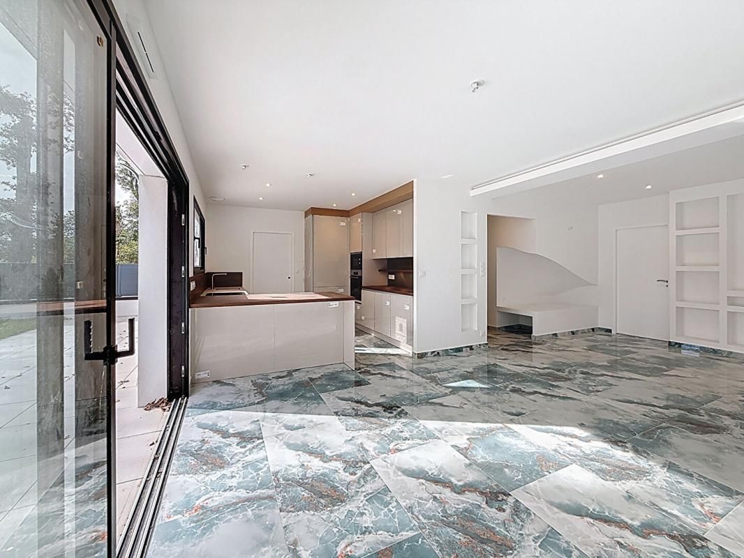MEUCON Maison contemporaine de 2025, RE2020, 150 M², 5 chambres dont une suite parentale, mezzanine, garage, cellier, terrain 275 M², commerces à pied et Vannes à 7 min. MEUCON 1