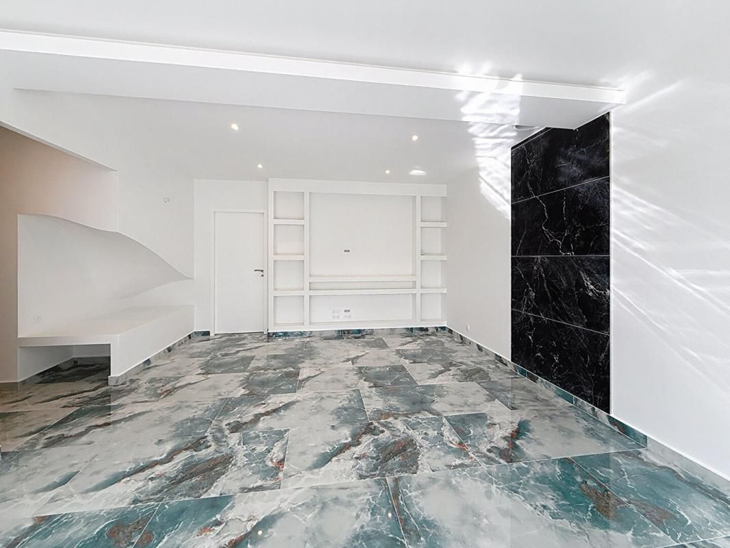 MEUCON Maison contemporaine de 2025, RE2020, 150 M², 5 chambres dont une suite parentale, mezzanine, garage, cellier, terrain 275 M², commerces à pied et Vannes à 7 min. MEUCON 2